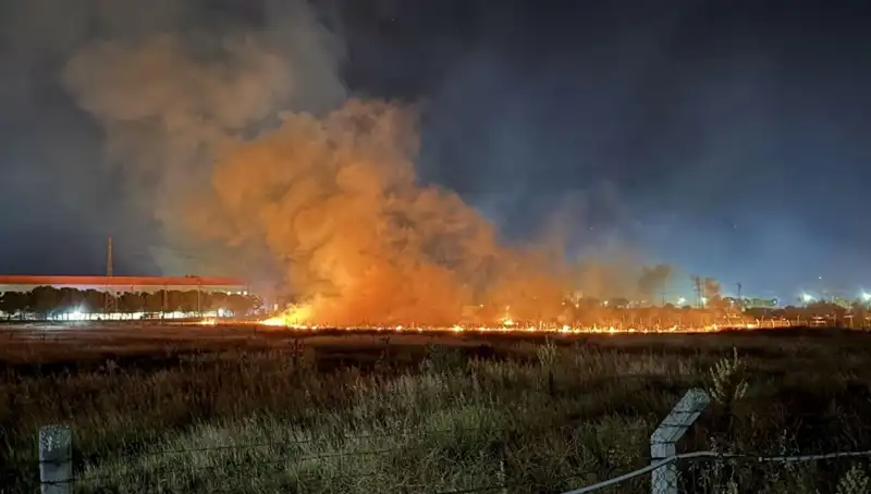 İzmir’de Gece Yarısı Yükselen Alevler, Kentte Paniğe Neden Oldu