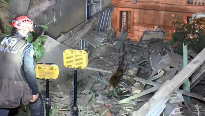 İstanbul'da Deprem Sonrası Çöken Bina, Tüm Türkiye’yi Şoke Etti
