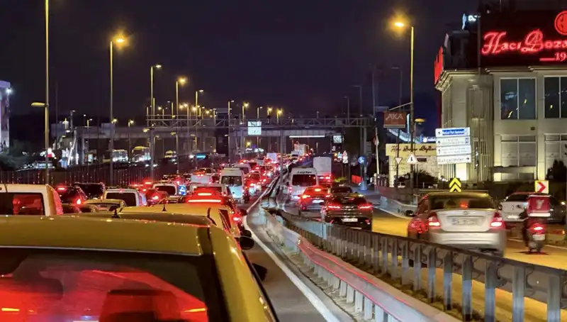 Yenibosna Metrobüs Yaya Üst Geçidinde Heyecan Verici Yenilikler Sizi Bekliyor!