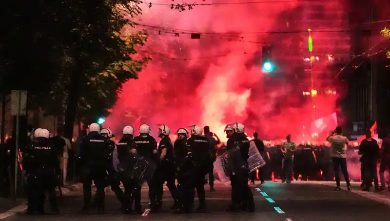 Sırbistan'da Erken Seçim Protestoları: On Binler Sokağa Çıktı, Gözaltılar Gerçekleşti