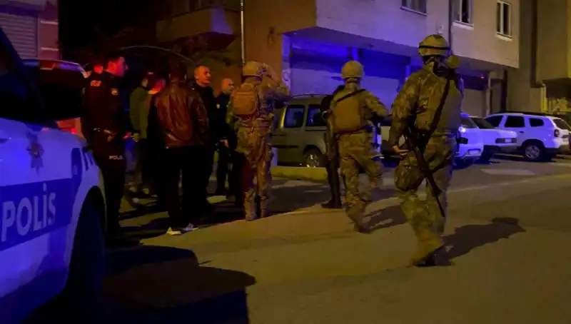 "Balkondan Tüfekle Ateş Açtı, Polis Gelince Evde Kendini Kilitledi"
